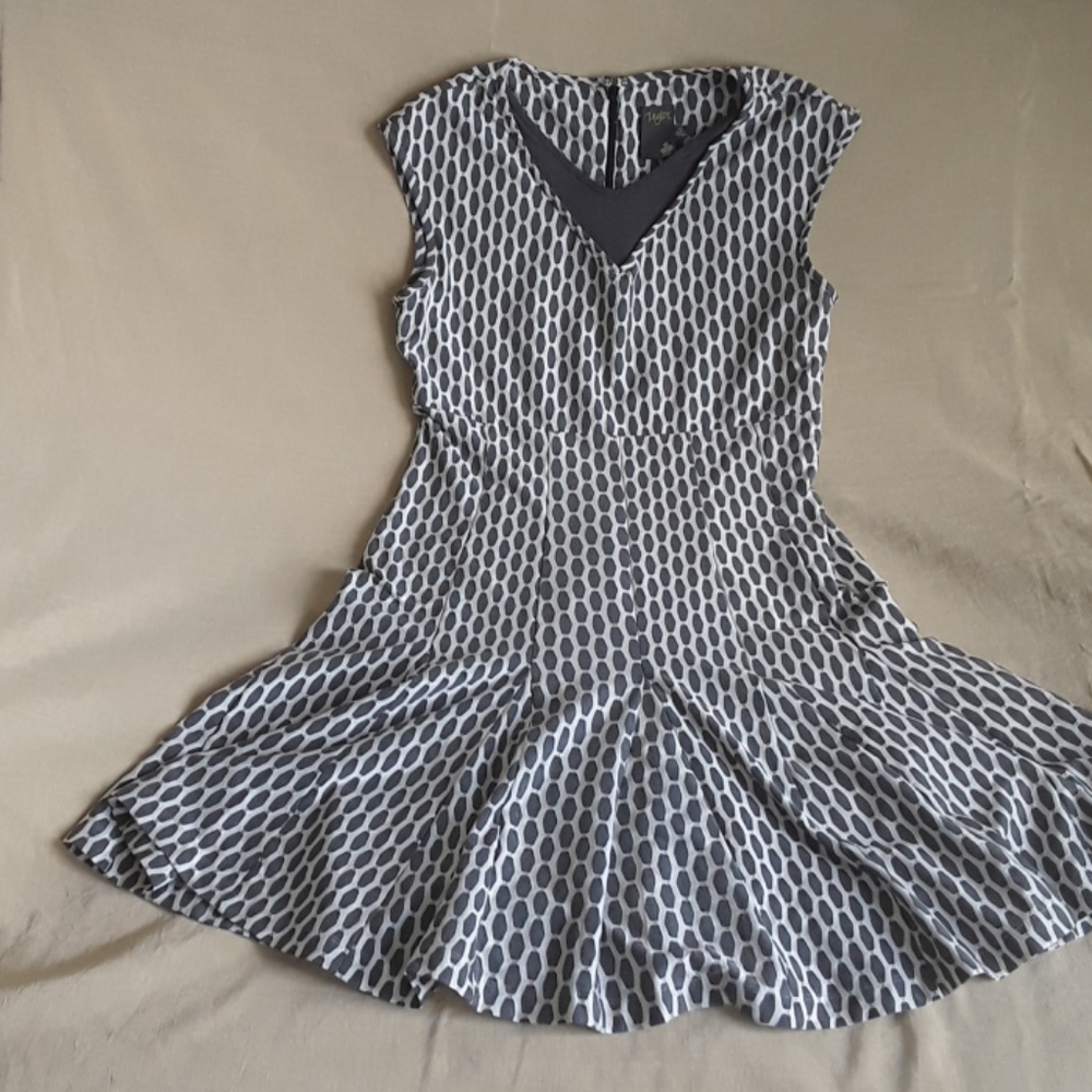 TAYLOR GRAY/WHITE GEOMETRIC PATTERN MIDI DRESS